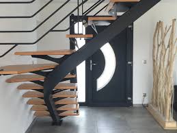 Élégance et gain de place. Escalier Design Demi Tournant Et Sur Mesure Style Industrie
