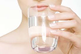 Der menschliche körper eines erwachsenen besteht zu 65% aus wasser, das gehirn sogar aus bis zu über 80%! Diat Trick Wasser Hilft Beim Abnehmen Fit For Fun