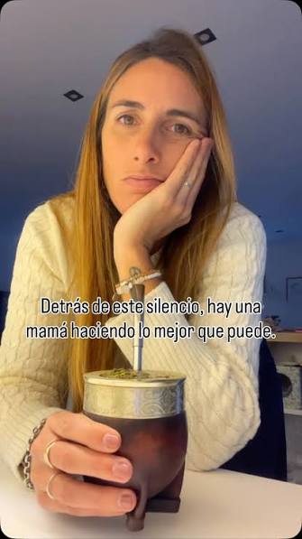 Pongámosle palabras a este momento… un poco de silencio , un mate caliente  , un ratito sola , una mujer cansada , una mamá feliz , ¿qué frase te  transmite este video?” 🌙