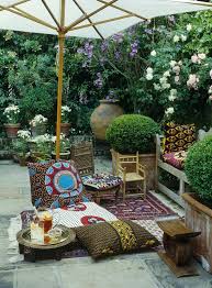 Idee Deco Terrasse Pas Cher Avec Tapis Kilim Coussins De Sol Et Mini Chaises En Bois Idee Deco Terrasse Deco Terrasse Decoration Veranda