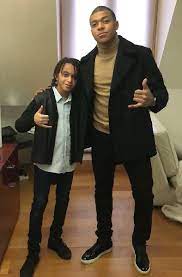 Fayza lamari était une ancienne joueuse de handball à l'as bondy, qui a évolué en première division à la fin des années 1990 et au début des années ils sont derrière, mais les choix ce sont kylian qui les fait. son petit frère suit déjà les pas de kylian mbappé. Cwfmnkcvi2cpmm