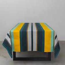 Nos nappes en coton enduit apporteront de la bonne humeur à vos tables d'extérieur grâce à des couleurs pleines de tonus et de jolis motifs. Nappe Basque Milian Rayures Vert Jaune Noir Pret A Poser Coton Enduit