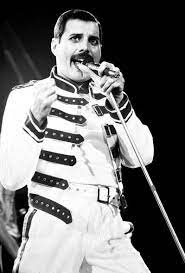 He Has Been Voted One Of The Greatest Singers In The History Of Popular Music In 2005 A Poll Organised By Blender Freddie Mercury Queen Photos Popular Music
