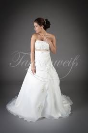 Ein band unter der brust zaubert ein schönes dekolleté und bauch und hüfte werden kaschiert. Brautkleid Tw0146b Mit Braunem Band Und Silberner Stickerei
