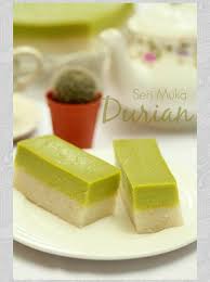 Jika anda merupakan salah seorang penggemar durian, anda pasti bersetuju bahawa terdapat persamaan antara seri muka durian dengan pulut durian. Resepi Pulut Seri Muka Durian