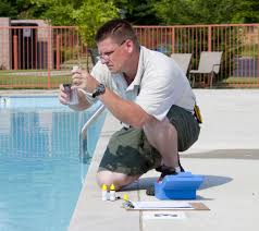 La javel est un liquide chimique qui sert a désinfecter la salle de bain, les sols et autres superficies, et qui peut également s'utiliser pour blanchir les vêtements, et c'est basiquement tout ce que les gens savent sur la javel. Que Faire En Cas D Inhalation De Vapeurs Irritantes Lors De L Entretien De Ma Piscine Les Produits Pour La Piscine Centre Antipoisons Belge