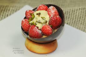 Demi Sphere En Chocolat Garnie De Fraises Et Espuma Pistache Sphere Chocolat Pistache Chocolat