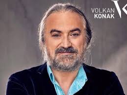 İlk orta ve lise eğitimini maçka' da sanatçı müzik hayatı boyunca şarkılarında ve bestelerinde kanserden birçok aile üyesini kaybettiği. Volkan Konak Kimdir Nereli Boyu Kac Yasinda Hayati
