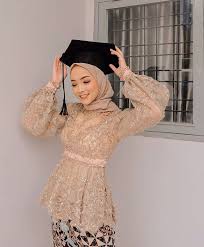 Untuk membuat dress brokat yang cantik hendaknya diberi kain pelapis untuk menutupi kekurangan brokat yang jenisnya menerawang atau tembus pandang. Pin Oleh Windi Nurramadhayanti Di Wisuda Pakaian Pesta Gaya Berpakaian Model Pakaian