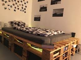 Palettenbett Mit Led Und Stauraum Selber Bauen Diy Bett Palettenbett Palettenbetten Bett Selber Bauen Ideen
