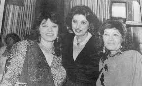 نبيله عبيد تتوسط شويكار واختها التؤم Egyptian Actress Arab Celebrities Egypt History