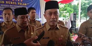 Jas hujan dianggap lebih mampu menghalau air hujan dan mencegah pakaian anda basah.berbagai macam merek jas hujan, seperti yamaha, respiro, axio, eiger, dan lainnya dapat anda temukan dengan mudah di toko online. Kehujanan Jokowi Pakai Jas Hujan Harga Rp10 Ribu Saat Tinjau Longsor Di Bogor Merdeka Com