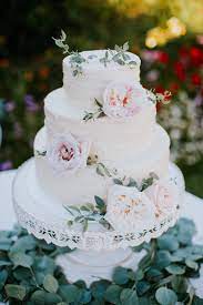 White Buttercream Wedding Cake Juliet Garden Roses Vines White Iron Stand Sheer Romance Jes Workma Artistic Wedding Cool Wedding Cakes Teal Wedding Cake