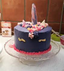 Das Erste Einhorn Helle Torte Mit Frischkase Creme Und Fondant Horn Torten Fondant Rezepte