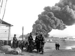 5 novembre 1956 : Les parachutistes franco-britanniques sautent sur Suez . Images?q=tbn%3AANd9GcSReSq2-sq6EcTUxWpW_OU2RPIiwHrh2jTPFA&usqp=CAU