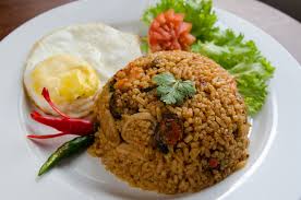 500 gram nasi putih 1 butir telur 3 sendok makan kecap manis 2 cara membuat nasi goreng sederhana : Nasi Goreng