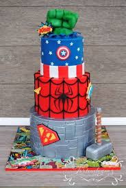 Marvel Torte Mit Superman Spiderman Hulk Und Captain America Marvel Kuchen Geburtstagstorte Spiderman Kuchen