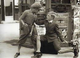 Filmszene Aus Emil Und Die Dedektive Emil Tischbein Trifft Gustav Am Nikolsburger Platz Berlin 1931 O P Alte Bilder Berlin Filme