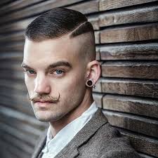 Mit ein bisschen gel oder wachs kann ein strubbel look für viele männer gehört jedoch längst nicht nur der haarschnitt zu einer angesagten männerfrisur. Bart Und Frisur Die 10 Besten Kombinationen Von Bart Und Frisur