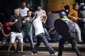 Nach den ausschreitungen vom wochenende hat doie polizei massiv aufgerüstet. Corona Proteste In Den Niederlanden 400 Festnahmen Bei Ausschreitungen In Den Haag Panorama Stuttgarter Zeitung