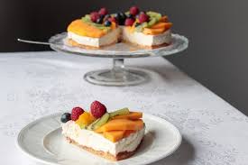 Do žĺtkov vareškou postupne primiešame múku, po častiach sneh. Recept Ovocna Tvarohova Torta Cacarodka