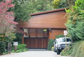 William henry iii was born to attorney, william henry ii and teacher, mary maxwell gates in seattle, washington, usa. Entrance To Bill Gates House In Medina Edkotowski Flickr