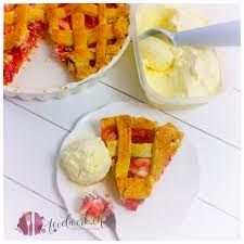 1,5 cm große stücke schön, dass du meinen blog gefunden hast und dich für vegane, leckere und gesunde rezepte. Rhabarber Erdbeer Pie Mit Cheescake Eis Food Blog Schweiz Foodwerk Ch