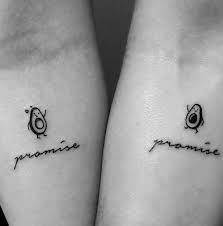 Entinta Tu Amor Con Estos Tatuajes De Parejas Creativas Tattoooo Amor Con Tatuajes De Parejas Tatuaje De Aguacate Tatuajes Coincidentes
