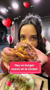 Una hamburguesería nueva en #Gijón que tiene una burgers de locos 🍔🫨 .  #Hamburguesa #Asturias #Humor #AsturiasBurgers #BakaVieja