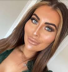 Amy Bloomfield's Instagram, Twitter & Facebook