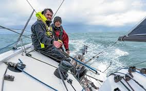 Photo Après son échouement lors de la Solitaire du Figaro Tom Dolan à la ...