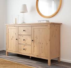 Dogal Goruntusu Ile Evlerinizde Sik Bir Koseye Yer Verin Masif Ahsaptan Uretilen Dogal Ve Sade Goruntusu Ile Bu Urunu Hemnes Ikea Fikirleri Ikea Oturma Odasi