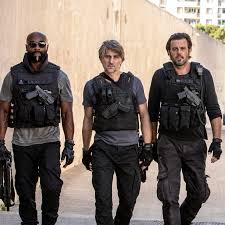 Règlement de compte et marre d'être une « ourrée de revenu. Rogue City Review An Action Movie Skimping On Action The New York Times