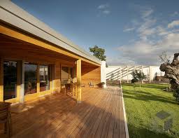 Grosse Holzterrasse Halb Uberdacht Fertighaus Bungalow Haus Holzterrasse