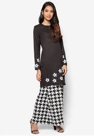 There are many colours and pattern in this collection. Baju Kurung Modern From Gene Martino In Black And White Flaunt Your Love For Monochromes And Flowers With This Baju Kurung Modern By Wanita Pakaian Baju Kurung