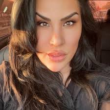 Elisa Irizarry's Instagram, Twitter & Facebook