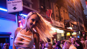 Muss man da nicht definitiv durch um in die innenstadt zu kommen, da die innenstädte ja meistens am bahnhof sind. Ruf Des Rotlichts So War Die Bahnhofsviertelnacht Frankfurt Frankfurt