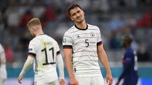 As duas grandes seleções do grupo g entraram em campo, a alemanha com seu futebol rápido e om a imensa facilidade nos dribles e passes, enfrentaria portugal. Pdcmua3edevoum