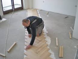 كيفية وضع الباركيه الطرق والأدوات اللازمة وعملية خطوة بخطوة للتثبيت السليم أرضيات باركيه تركيب مناسب مخفي عن العيون