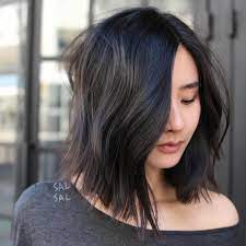 Taglio di capelli medi neri con taglio shag scalato per la . Tagli Capelli 2021 Medi In Base Alla Forma Del Viso Archzine It