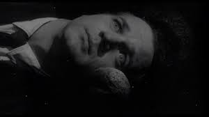 David lynch'in ilk uzun metrajlı filmi olan eraserhead, dev makinelerin çalıştığı dumanlarla kaplı bir evrende geçiyor. Eraserhead Film Rezensionen De