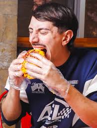 El combo que necesitaban las girls 💅 COME TRANQUILA CON NATHACHA NINA a  partir del 5 de Junio, disponible en todas las sucursales Morfi. Que  incluye? Hamburguesa con cheddar doble, bacon, ✨salsa