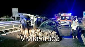 Un'auto, un camion e un furgoncino. Incidente Sulla Statale 100 A Cellamare 6 Veicoli Coinvolti Otto Feriti