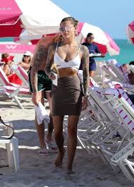 Die moderatorin steht auf rocker. Sophia Thomalla And Loris Karius Fun Beach Day In Miami Beach Fun Beach Day Fashion