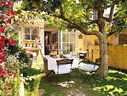 Come Arredare I Piccoli Giardini Di Villette Con Mobili In Ferro Battuto E Rattan Prato Verde E Un Albero Giardino Mobili Da Giardino Piccoli Giardini