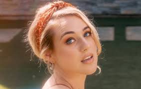 Ariel Hill's Instagram, Twitter & Facebook