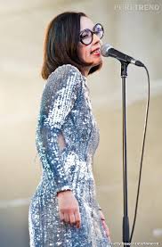 Rien de tel qu'une paire de lunettes plutôt ronde ou si vous voulez qu'on vous remarque, à vous les lunettes aux lignes oversize, épaisses. Photos Sylvie Sur Scene Toujours Munie De Ses Lunettes Rondes Oversize Robe Manche Longue Lunette Ronde Robes Sans Manche