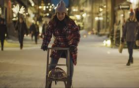 Jakob schøyen andersen hadde med seg kjæresten på den røde løperen schøyen andersen hadde imidlertid planen klar for hvordan han skulle «passe på» henne under. Hjem Til Jul Denne Norske Julefilmen Gleder Vi Oss Til A Se