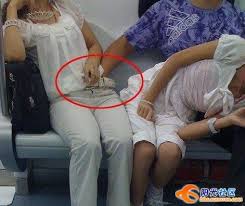 偷拍明目張胆咸猪手  解悶園地