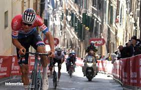 That was a hot one flat tire at a bad moment ruined my race today but so happy we are racing again. Strade Bianche Mathieu Van Der Poel Wuchtet Sich Die Rampe Hinauf